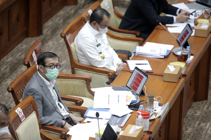 Menteri Hukum dan HAM Yasonna H Laoly mengikuti rapat kerja dengan Komisi III DPR di Kompleks Parlemen, Senayan, Jakarta, Rabu (9/6/2021).