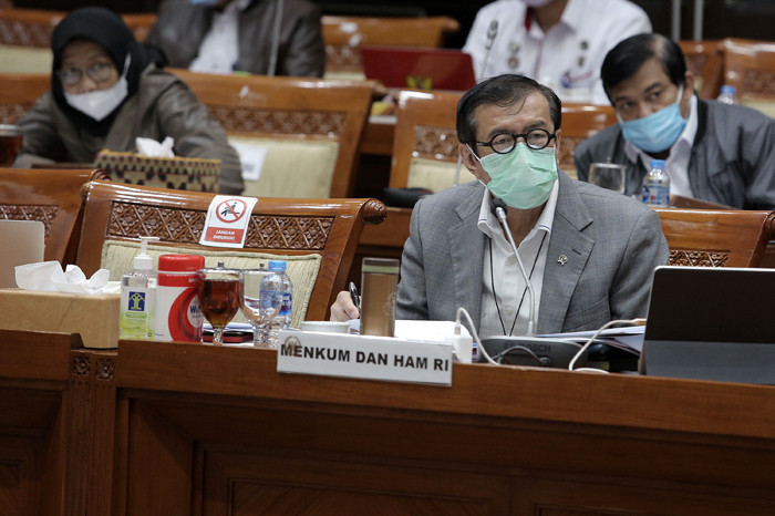 Menteri Hukum dan HAM Yasonna H Laoly mengikuti rapat kerja dengan Komisi III DPR di Kompleks Parlemen, Senayan, Jakarta, Rabu (9/6/2021).