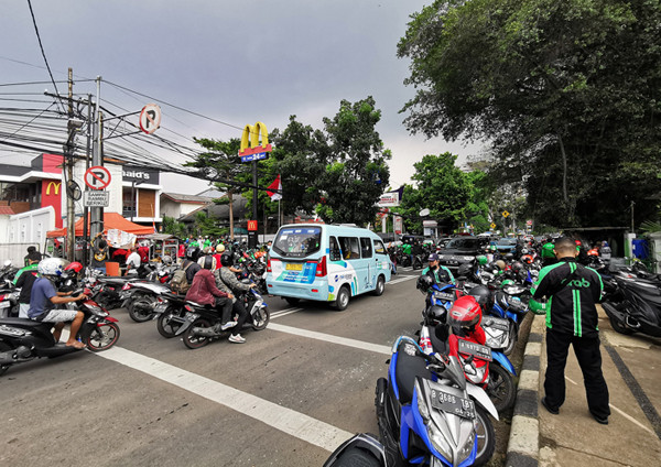 Gerai restoran cepat saji diserbu driver ojol di kawasan Jakarta Pusat, Rabu (9/6/2021).