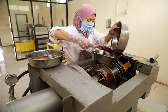 Pekerja menyelesaikan proses produksi coklat di Pabrik Coklat di area wisata Doesoen Kakao, Kendenglembu, Desa Karangharjo, Banyuwangi, Rabu (9/6/2021).
