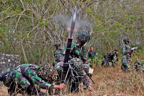 Prajurit Brigade Infanteri 2 menembakan senjata bantuan Infanteri Mortir 60 mm, di Pusat Latihan tempur Marinir 4 Purboyo, Malang Selatan, Rabu (9/6/2021).