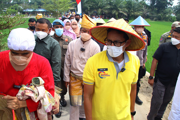 Menparekraf Sandiaga Salahuddin Uno saat mengunjungi Wisata Pasar Paloh Naga di Desa Wisata Denai Lama, Kecamatan Pantai Labu, Deliserdang, Rabu (9/6/2021).