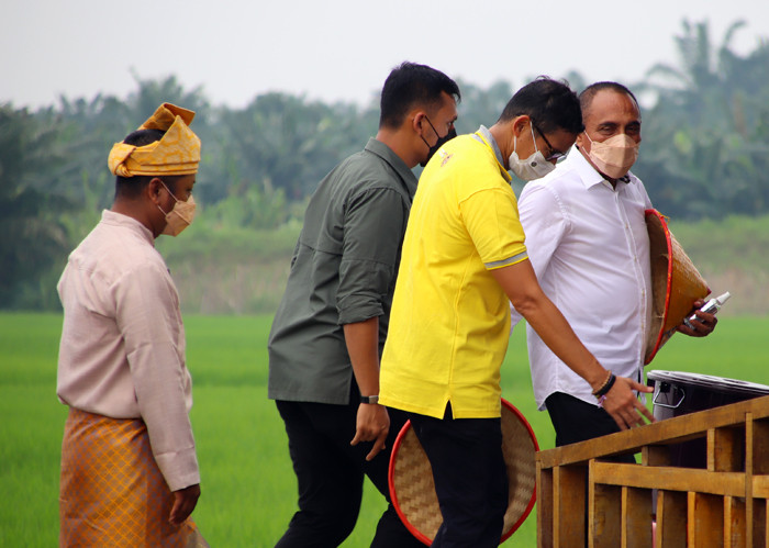 Menparekraf Sandiaga Salahuddin Uno saat mengunjungi Wisata Pasar Paloh Naga di Desa Wisata Denai Lama, Kecamatan Pantai Labu, Deliserdang, Rabu (9/6/2021).