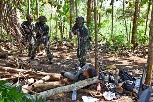 Prajurit Brigade Infanteri 2 Marinir melaksanakan penyergapan tempat penyimpanan logistik musuh di Malang, Jawa Timur, Kamis (10/6/2021).