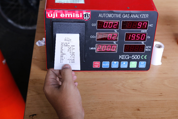 Warga melakukan uji emisi kendaraan bermotor di kantor Dinas Lingkungan Hidup Jakarta, Kramat Jati, Jakarta, Kamis (10/6/2021).