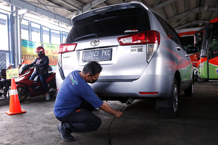 Warga melakukan uji emisi kendaraan bermotor di kantor Dinas Lingkungan Hidup Jakarta, Kramat Jati, Jakarta, Kamis (10/6/2021).