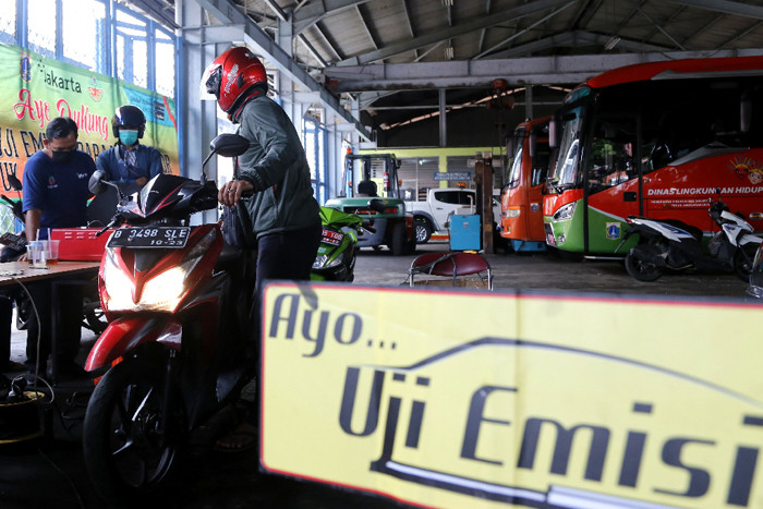 Warga melakukan uji emisi kendaraan bermotor di kantor Dinas Lingkungan Hidup Jakarta, Kramat Jati, Jakarta, Kamis (10/6/2021).