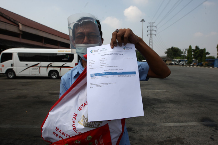 Pedagang, supir bus dan kernet saat terima vaksin AstraZeneca tahap pertama di Terminal Kampung Rambutan, Jakarta, Kamis (10/6/2021).