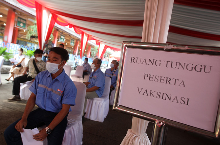 Pedagang, supir bus dan kernet saat terima vaksin AstraZeneca tahap pertama di Terminal Kampung Rambutan, Jakarta, Kamis (10/6/2021).