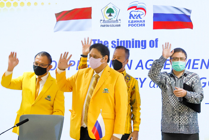 Partai Golkar bekerjasama dengan Partai Presiden Rusia Vladimir Putin secara virtual itu dalam bidang politik, ekonomi dan pendidikan.