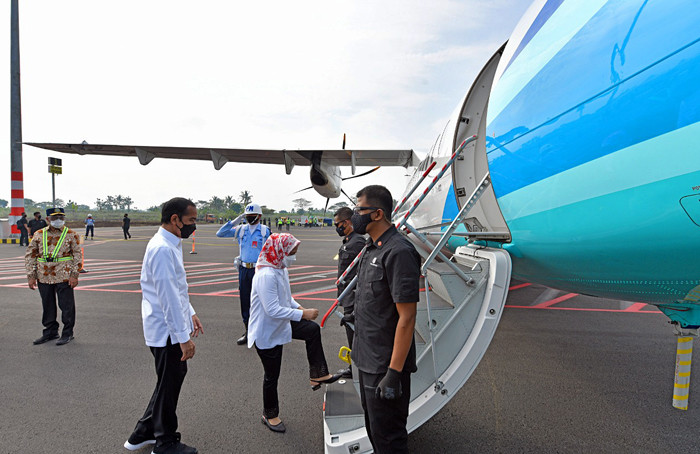 Presiden Joko Widodo beserta Ibu Negara Iriana meninjau perkembangan pembangunan Bandar Udara Jenderal Besar Soedirman di Purbalingga, Jumat (11/6/2021).