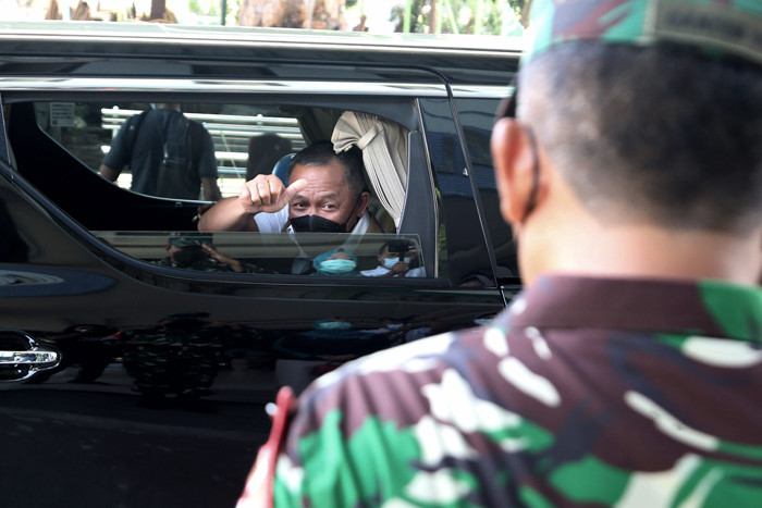 Kepala BNPB Letjen Ganip Warsito melihat sejumlah fasilitas ketika mengunjungi lokasi Karantina bagi PMI di Asrama Haji Sukolilo Surabaya, Jumat (11/6/2021).