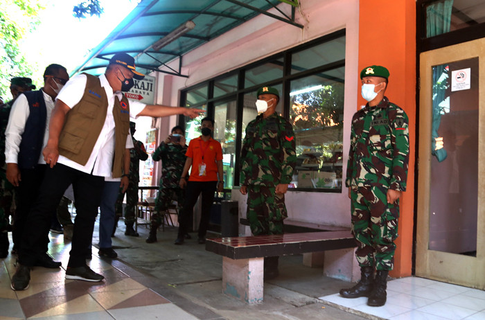 Kepala BNPB Letjen Ganip Warsito melihat sejumlah fasilitas ketika mengunjungi lokasi Karantina bagi PMI di Asrama Haji Sukolilo Surabaya, Jumat (11/6/2021).
