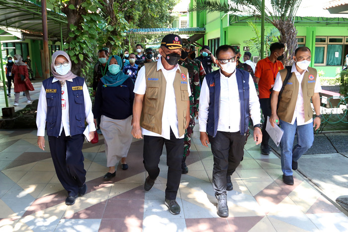 Kepala BNPB Letjen Ganip Warsito melihat sejumlah fasilitas ketika mengunjungi lokasi Karantina bagi PMI di Asrama Haji Sukolilo Surabaya, Jumat (11/6/2021).