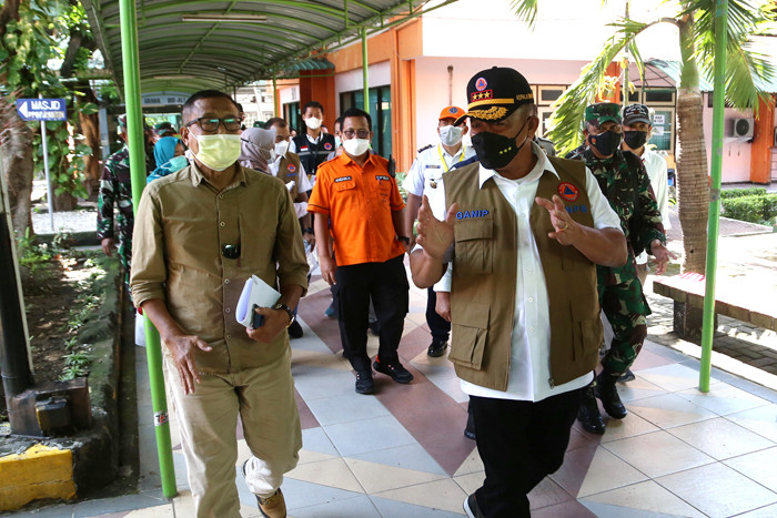 Kepala BNPB Letjen Ganip Warsito melihat sejumlah fasilitas ketika mengunjungi lokasi Karantina bagi PMI di Asrama Haji Sukolilo Surabaya, Jumat (11/6/2021).