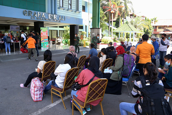 Pekerja Migran Indonesia (PMI) menjalani tes Swab PCR saat tiba di Asrama Haji Sukolilo Surabaya, Jumat (11/6/2021).