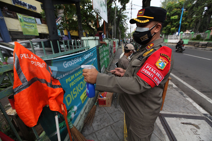 Warga terjaring razia masker yang diadakan petugas Satpol PP di kawasan Tanjung Duren, Jakarta, Jumat (11/6/2021).
