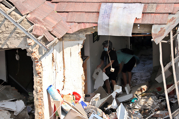 Pemilik rumah melihat rumahnya yang hancur tertimpa tanah longsor di Perumahan Nerada Estate Ciputat, Tangerang Selatan, Banten, Sabtu (12/6/2021).