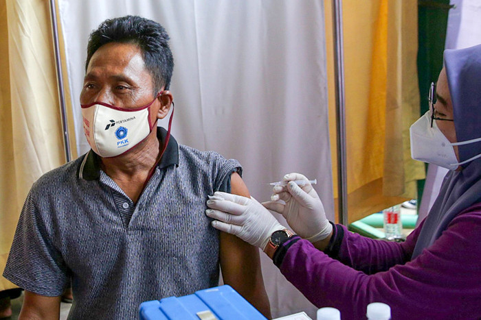 Warga mengikuti vaksinasi Covid-19 AstraZeneca di Rumah Susun Marunda, Jakarta Utara, Jumat (11/6/2021).