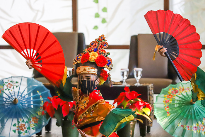 Komunitas Perempuan Pelestari Budaya mengelar fashion show Karya Megi dengan tema Kebaya Encim dan Batik Betawi di Jakarta, Sabtu (12/6/2021).