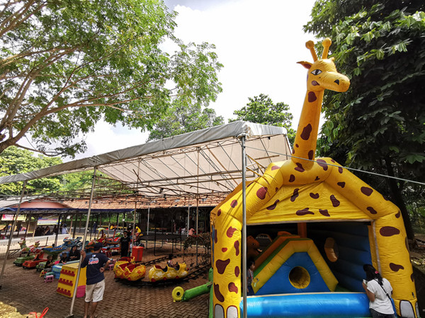 Pengunjung saat menikmati akhir pekan diarena Kampung Main Cipulir, Jakarta, Minggu (13/6/2021).