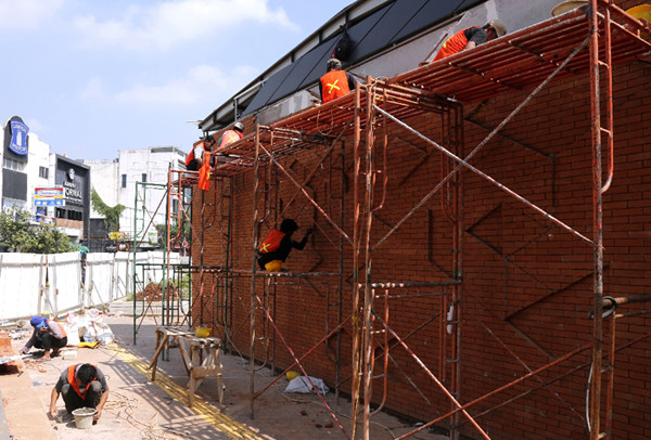Pekerja menyelesaikan proses penataan kawasan Stasiun Tebet, Jakarta, Minggu (13/6/2021).