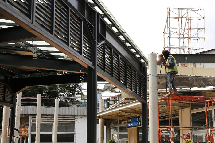 Pekerja menyelesaikan proses penataan kawasan Stasiun Tebet, Jakarta, Minggu (13/6/2021).