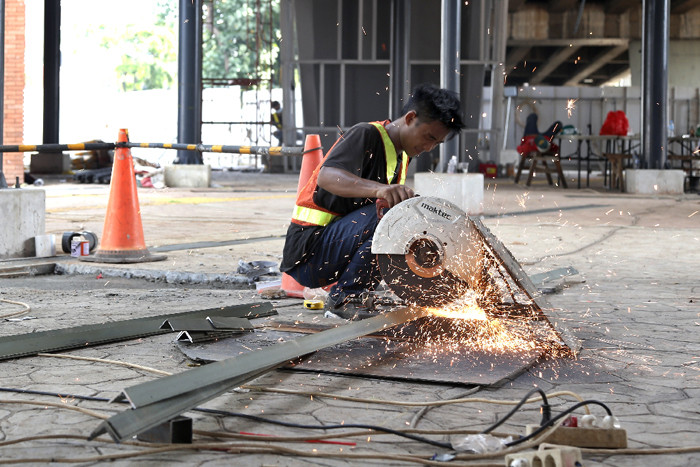 Pekerja menyelesaikan proses penataan kawasan Stasiun Tebet, Jakarta, Minggu (13/6/2021).
