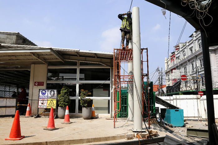 Pekerja menyelesaikan proses penataan kawasan Stasiun Tebet, Jakarta, Minggu (13/6/2021).