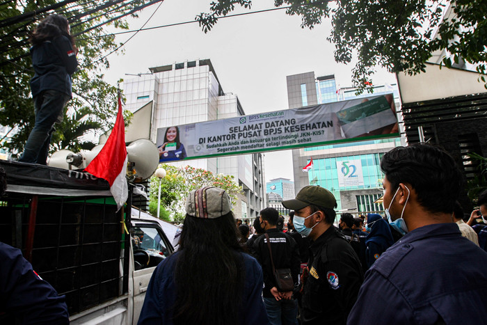 Aksi penyampaian pendapat berjalan kondusif dengan dijaga pihak kepolisian.