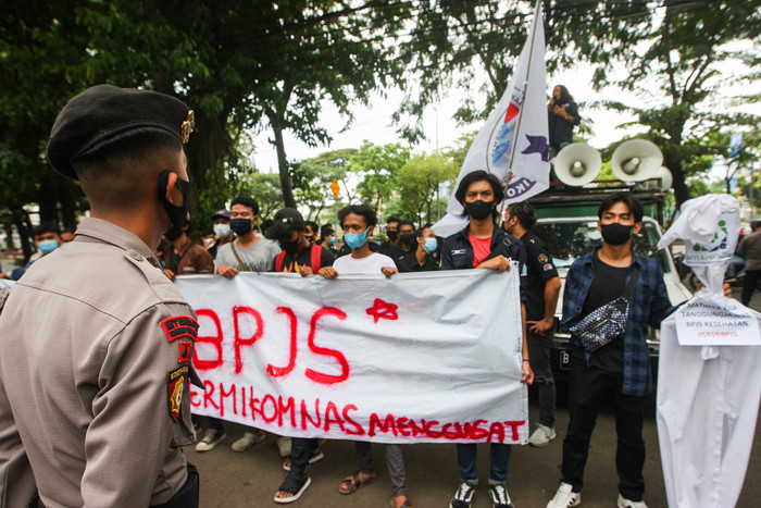 Aksi penyampaian pendapat berjalan kondusif dengan dijaga pihak kepolisian.