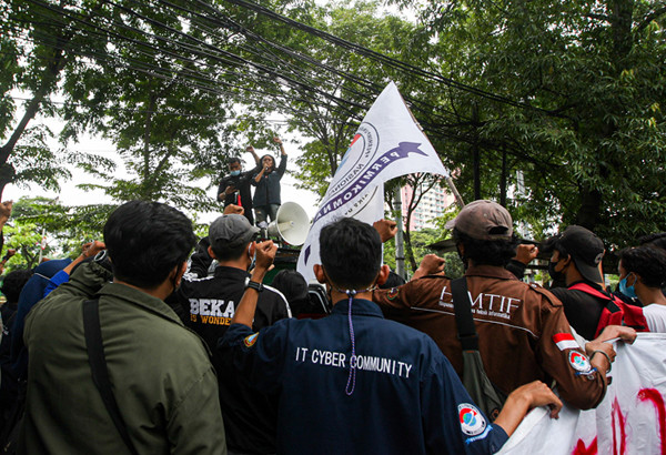 Aksi penyampaian pendapat berjalan kondusif dengan dijaga pihak kepolisian.