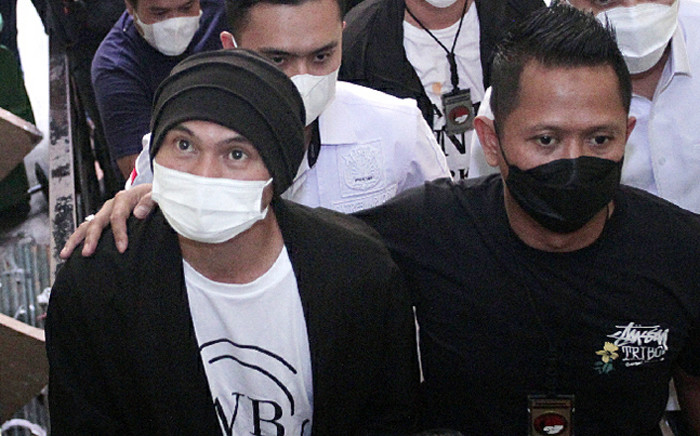 Musisi Erdian Aji Prihartanto alias Anji saat dibawa menuju ruang pemeriksaan kesehatan di Polres Metro Jakarta Barat, Senin (14/6/2021).