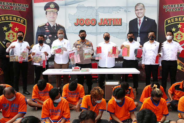 Polisi menangkap 67 orang yang diduga terlibat kasus premanisme di Polda Jawa Timur, Senin (14/6/2021).
