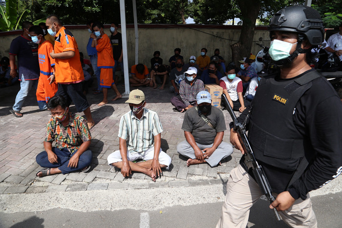 Polisi menangkap 67 orang yang diduga terlibat kasus premanisme di Polda Jawa Timur, Senin (14/6/2021).