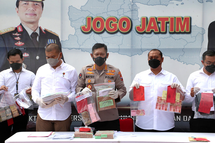 Polisi menangkap 67 orang yang diduga terlibat kasus premanisme di Polda Jawa Timur, Senin (14/6/2021).