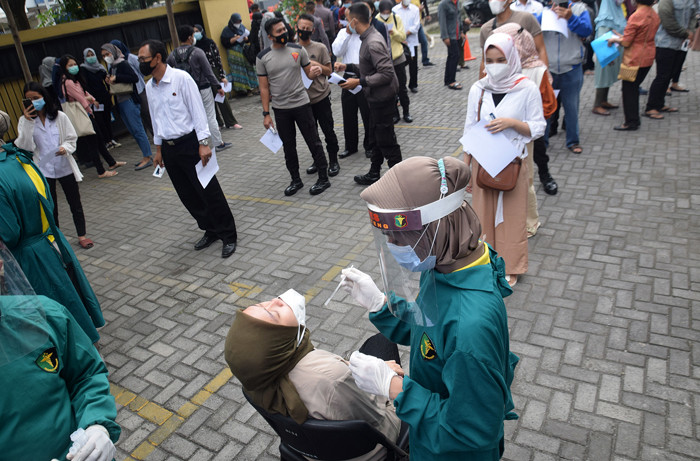 Ratusan warga dan polisi mengikuti rapid test antigen di halaman depan gedung Biddokkes Polda Jateng, Semarang, Jawa Tengah, Senin (14/6/2021).