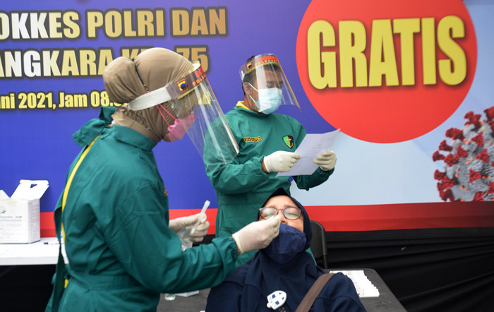 Ratusan warga dan polisi mengikuti rapid test antigen di halaman depan gedung Biddokkes Polda Jateng, Semarang, Jawa Tengah, Senin (14/6/2021).