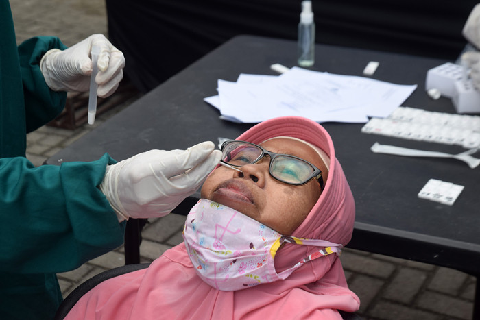 Ratusan warga dan polisi mengikuti rapid test antigen di halaman depan gedung Biddokkes Polda Jateng, Semarang, Jawa Tengah, Senin (14/6/2021).
