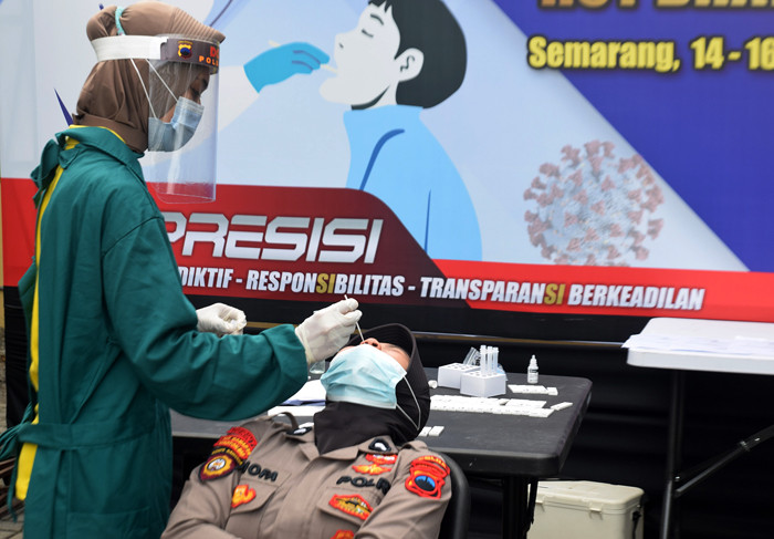 Ratusan warga dan polisi mengikuti rapid test antigen di halaman depan gedung Biddokkes Polda Jateng, Semarang, Jawa Tengah, Senin (14/6/2021).