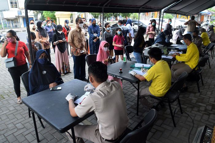 Ratusan warga dan polisi mengikuti rapid test antigen di halaman depan gedung Biddokkes Polda Jateng, Semarang, Jawa Tengah, Senin (14/6/2021).