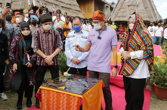 Menteri Pariwisata dan Ekonomi Kreatif Sandiaga Salahuddin Uno saat melakukan kunjungan ke Desa Wisata Maria, Kecamatan Wawo, Kabupaten Bima, NTB.