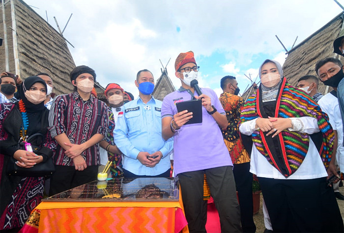 Menteri Pariwisata dan Ekonomi Kreatif Sandiaga Salahuddin Uno saat melakukan kunjungan ke Desa Wisata Maria, Kecamatan Wawo, Kabupaten Bima, NTB.