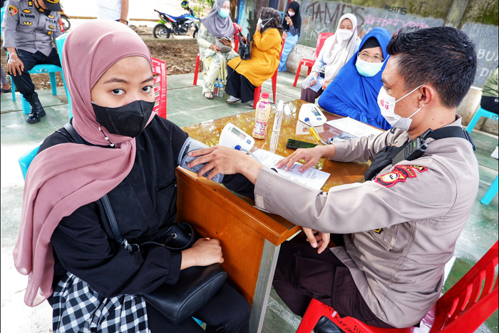 Biddokkes Polda Sulawesi Selatan menggelar vaksinasi di Aula Kantor Kelurahan Bonto Makkio, Makassar, Senin (14/6/2021).