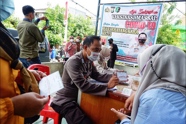 Biddokkes Polda Sulawesi Selatan menggelar vaksinasi di Aula Kantor Kelurahan Bonto Makkio, Makassar, Senin (14/6/2021).