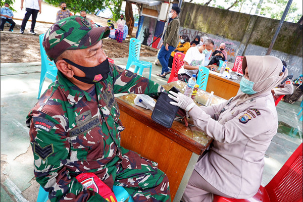 Biddokkes Polda Sulawesi Selatan menggelar vaksinasi di Aula Kantor Kelurahan Bonto Makkio, Makassar, Senin (14/6/2021).