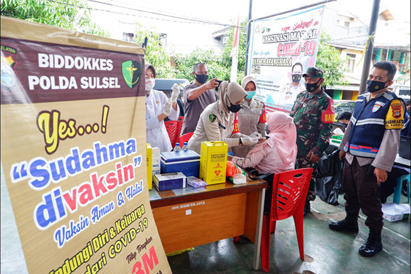 Biddokkes Polda Sulawesi Selatan menggelar vaksinasi di Aula Kantor Kelurahan Bonto Makkio, Makassar, Senin (14/6/2021).
