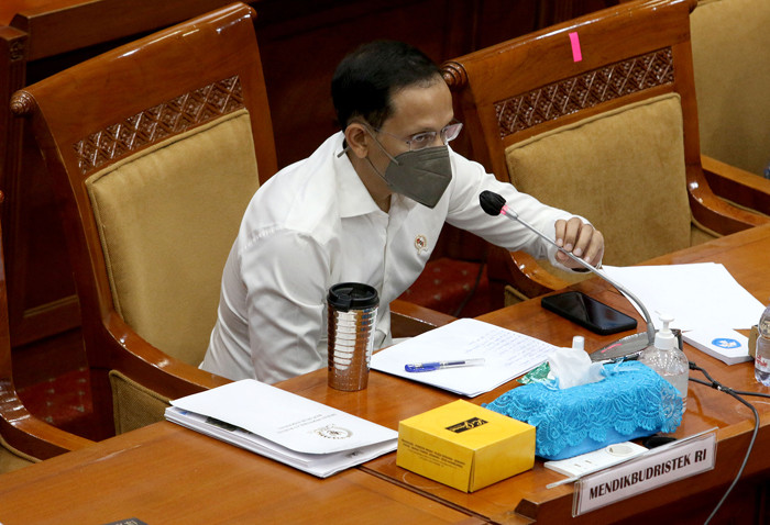 Mendikbudristek Nadiem Makarim mengikuti rapat kerja dengan Komisi X DPR di Kompleks Parlemen, Senayan, Jakarta, Selasa (15/6/2021).