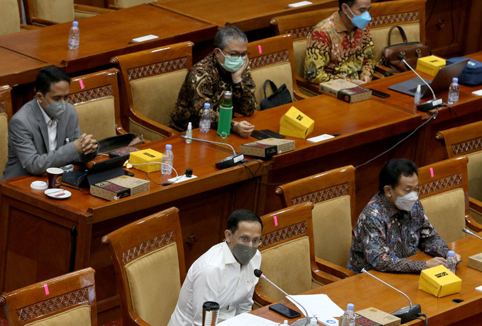 Mendikbudristek Nadiem Makarim mengikuti rapat kerja dengan Komisi X DPR di Kompleks Parlemen, Senayan, Jakarta, Selasa (15/6/2021).