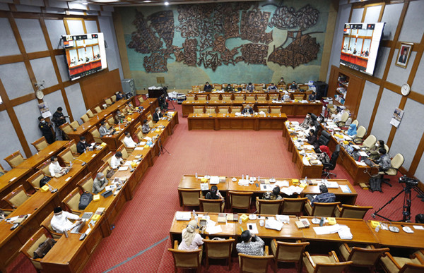 Mendikbudristek Nadiem Makarim mengikuti rapat kerja dengan Komisi X DPR di Kompleks Parlemen, Senayan, Jakarta, Selasa (15/6/2021).